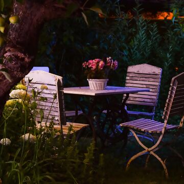 Frühjahrsputz im Garten – so werden Gartenmöbel & Co. wieder blitzblank