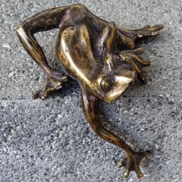 Bronze-Figur Frosch-Kantenkletterer 