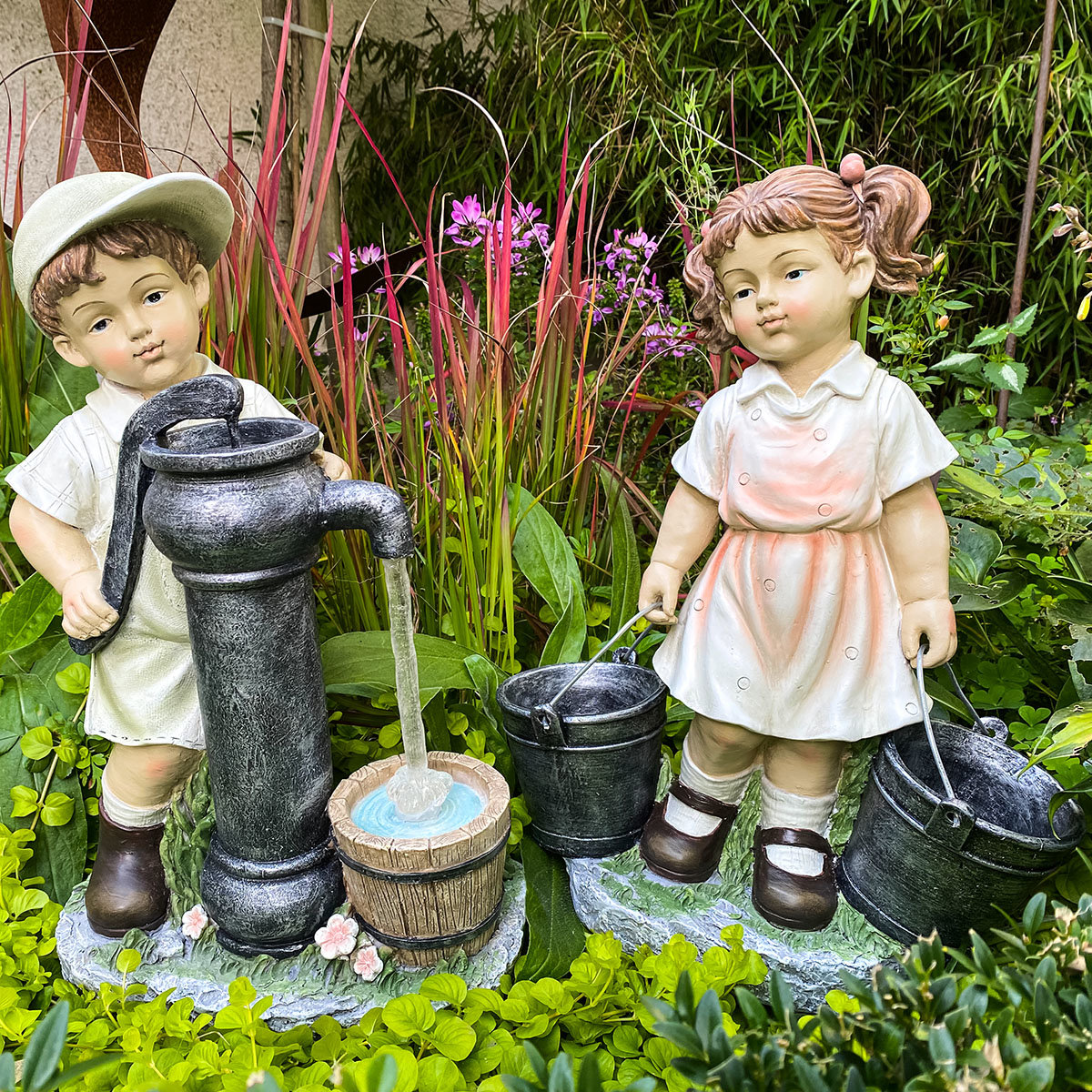 Gartenfigur Anneliese mit bepflanzbarrem Eimer und Anton am Brunnen mit LED Beleuchtung
