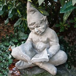 Gartenfigur Lesender Wichtel 