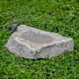 Vogeltränke aus Schwarzwaldgranit mit Bronze-Eisvogel 