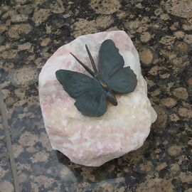 Schmetterling aus Bronze auf Rosario-Findling 