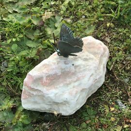 Schmetterling aus Bronze auf Stein 