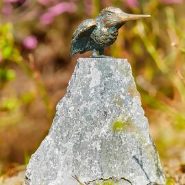 Eisvogel, fliegend, aus Bronze auf Granit 