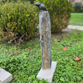 Bronze-Eisvogel auf Schiefersäule mit Sockel, ca. 55 cm hoch 