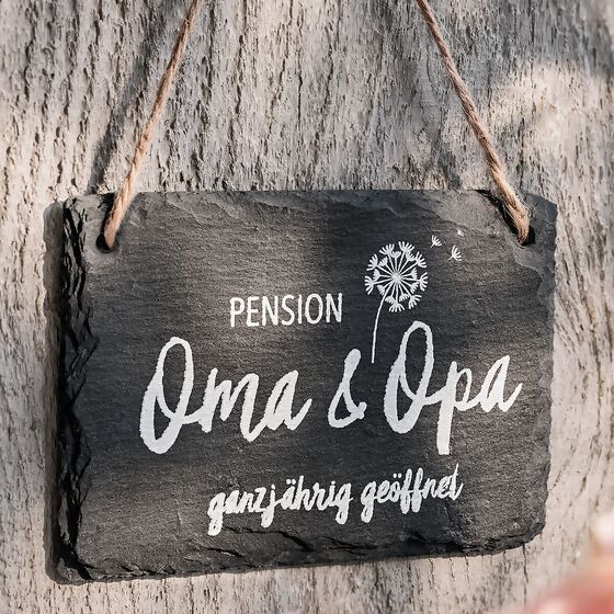 Schiefertafel „Pension Oma & Opa“
